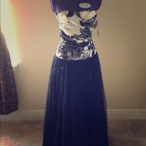 PERFECT FOR HOLIDAYS!! NWT JUMP Blk/Wht Gown